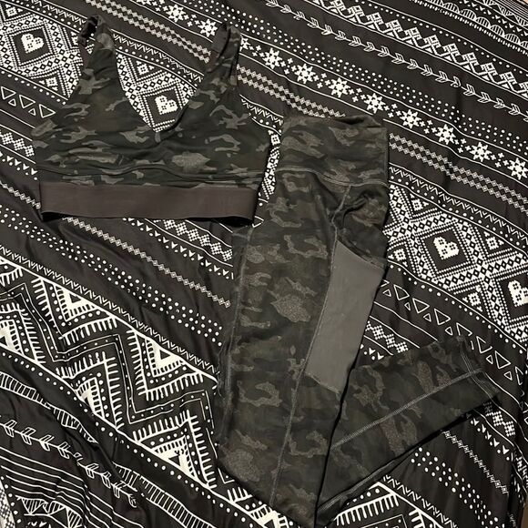 Fabletics Camo Leggings & Bra Bundle - Picture 8 of 15